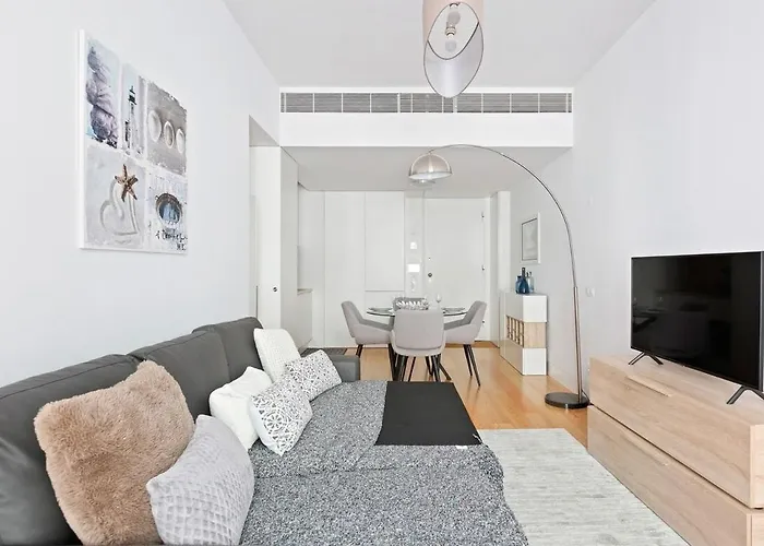 Spacious 1 Bedroom Apartment Near Baixa